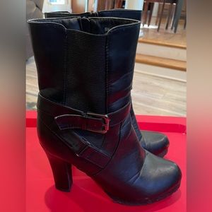 Size 8W black heeled boots
